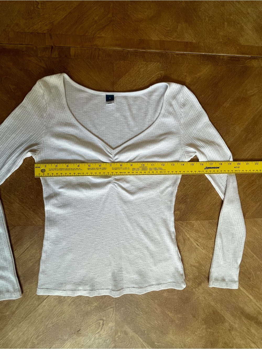 ✨ Old Navy White Ribbed Ruched Long Sleeve Top | Women’s Small 🤍 - Picture 4 of 9